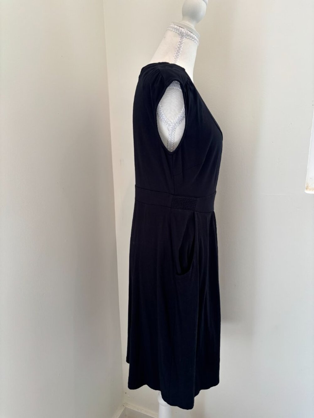 Boden Casual Chic Black Midi Dress Size 8R - Picture 4 of 4